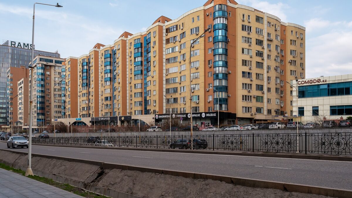 Квартиры в Казахстане покупают всё реже, но дешеветь они не спешат
