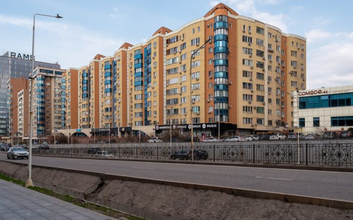 Квартиры в Казахстане покупают всё реже, но дешеветь они не спешат