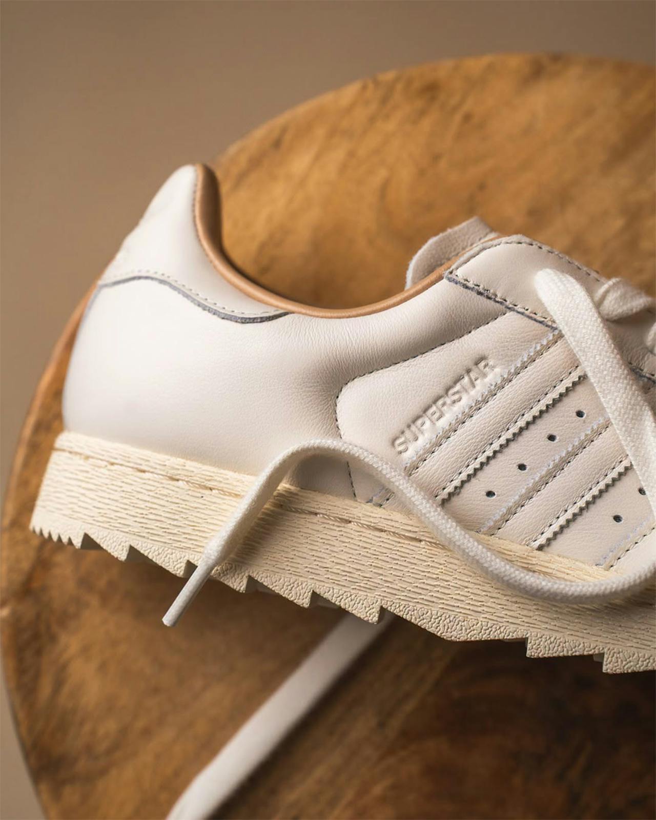 adidas Superstar II Ripple бүйірінен: тұмсықтағы қабыршақ пен бедерлі табан