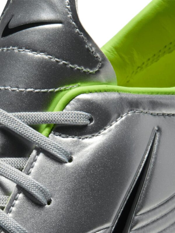 Nike Роналдоның хром бутсаларын кроссовкаға айналдырды