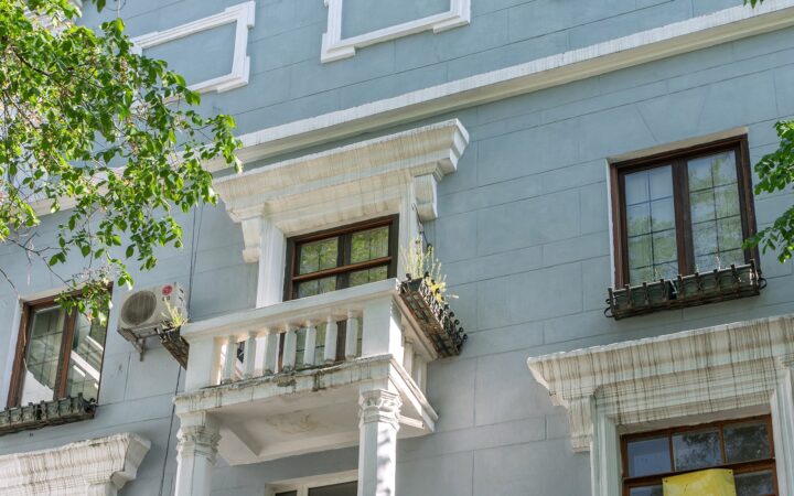 Алматыда қасбет жөндеуінде балкон әйнектері алынып жатыр