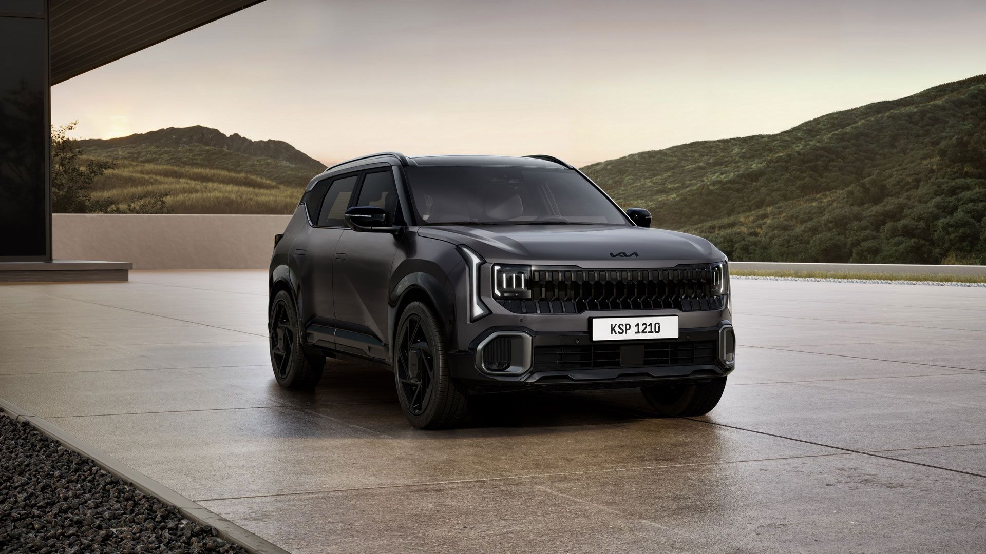 Жаңа Kia Seltos X-Line нұсқасы, қою сұр түсті, алдыңғы жағынан