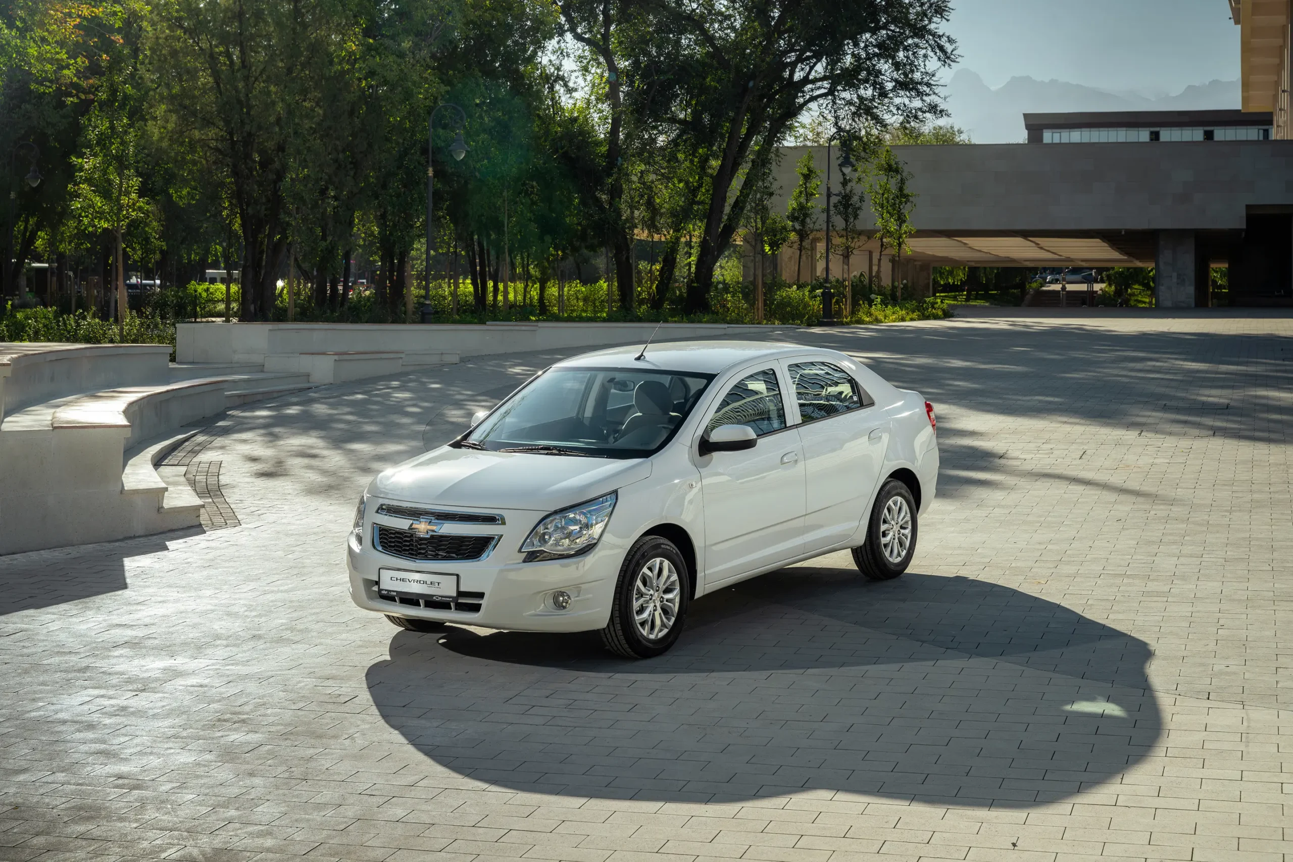 Ақ түсті Chevrolet Cobalt MCM 2026, алдыңғы жағынан көрінісі