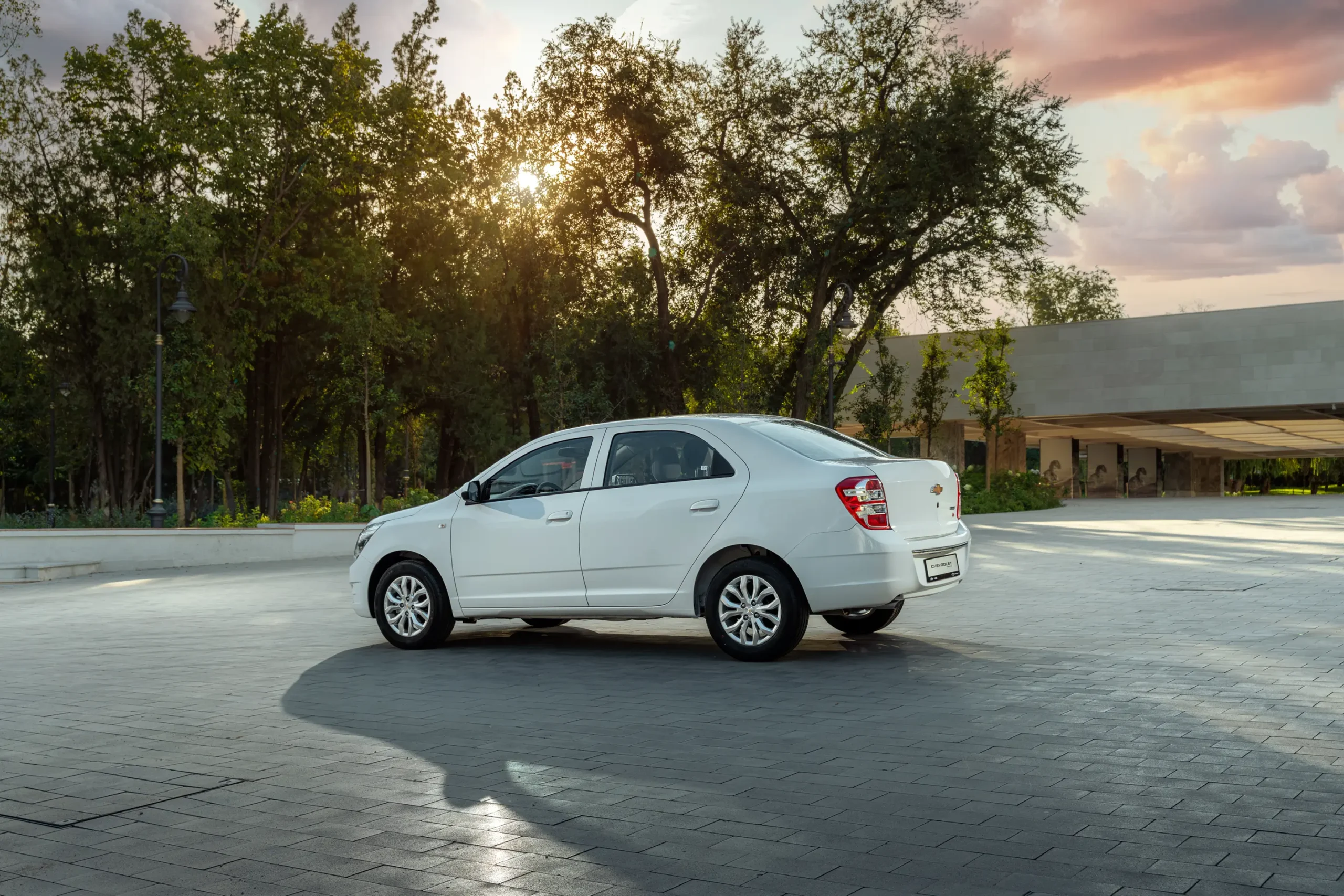 Ақ түсті Chevrolet Cobalt MCM 2026, артқы жағынан көрінісі