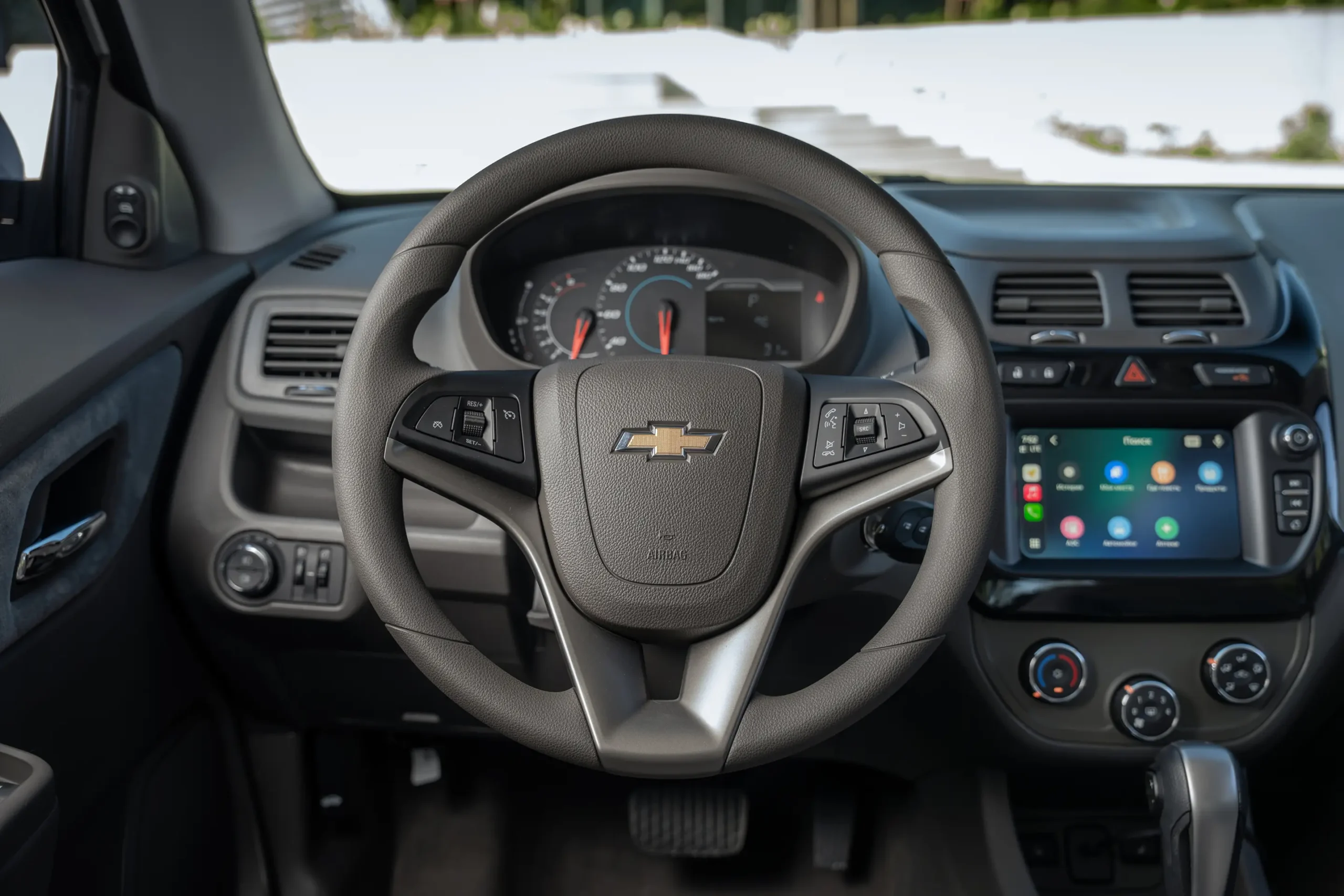 Chevrolet Cobalt MCM 2026 салоны: руль, түрлі түсті аспаптар тақтасы және сенсорлы экран