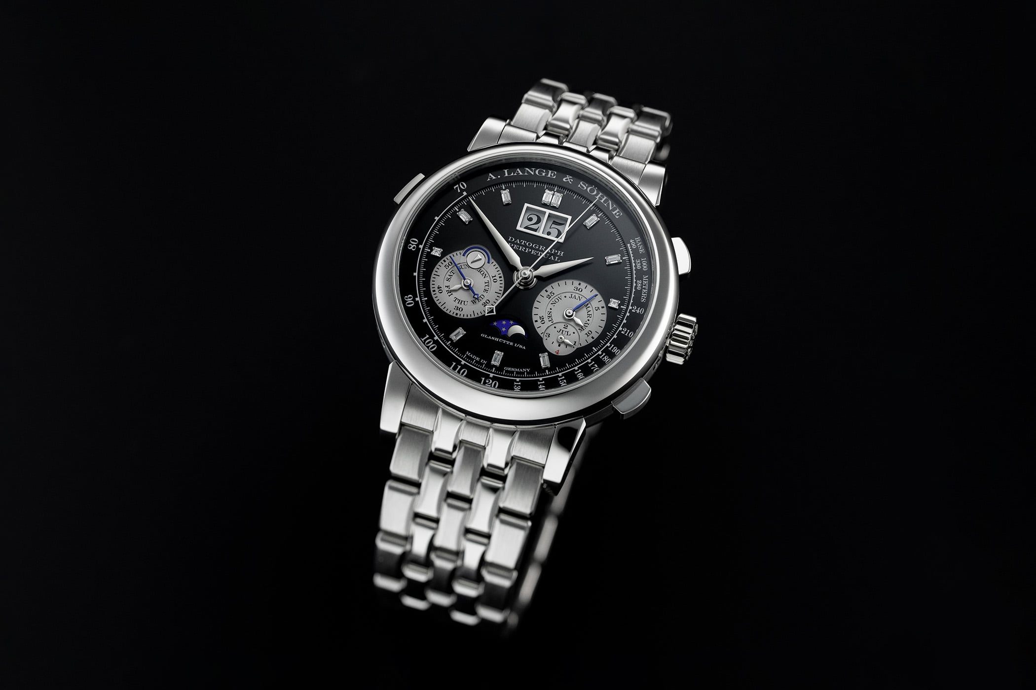 Lange Datograph Perpetual-ға платина білезікті қайтарды