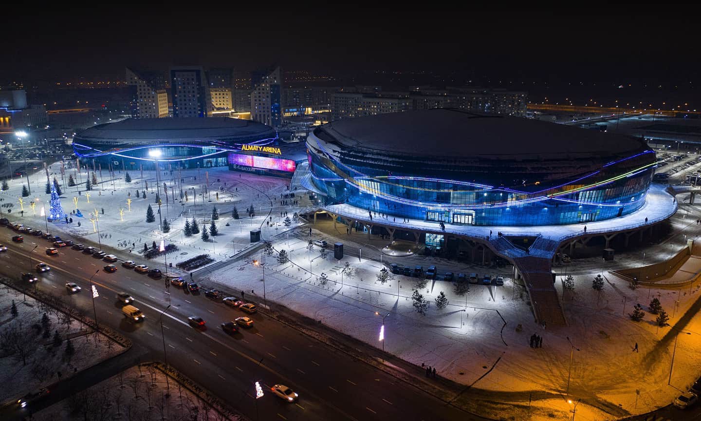 Сезонный уличный каток у «Алматы Арены» зимой