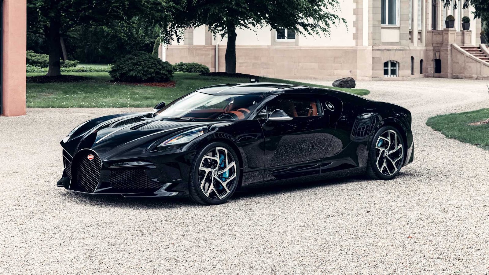 Чёрный гиперкар Bugatti La Voiture Noire