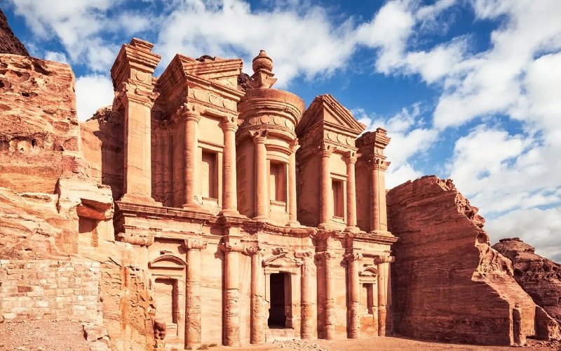 Петра в Иордании — фасад Эль-Хазне в розовой скале