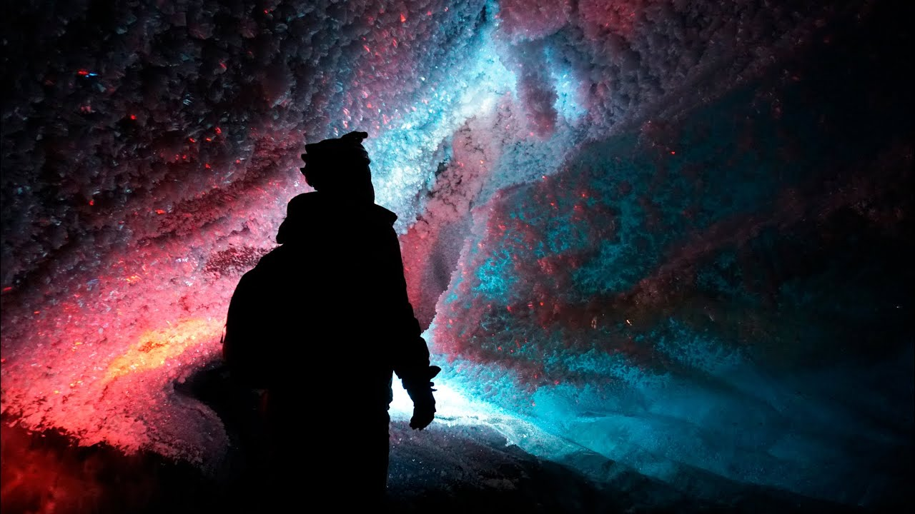 Ледяной грот на леднике Богдановича