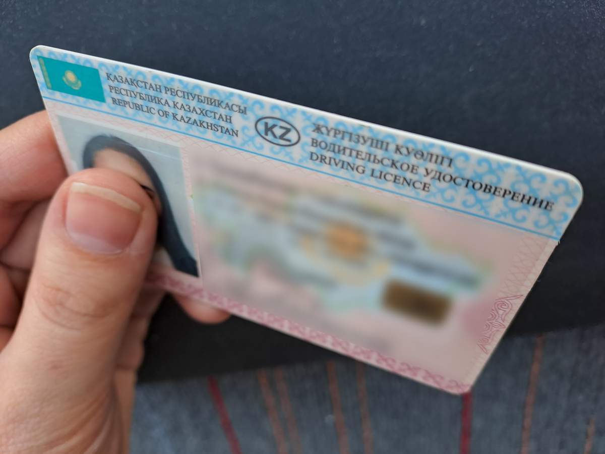 Новый водитель с полученным удостоверением
