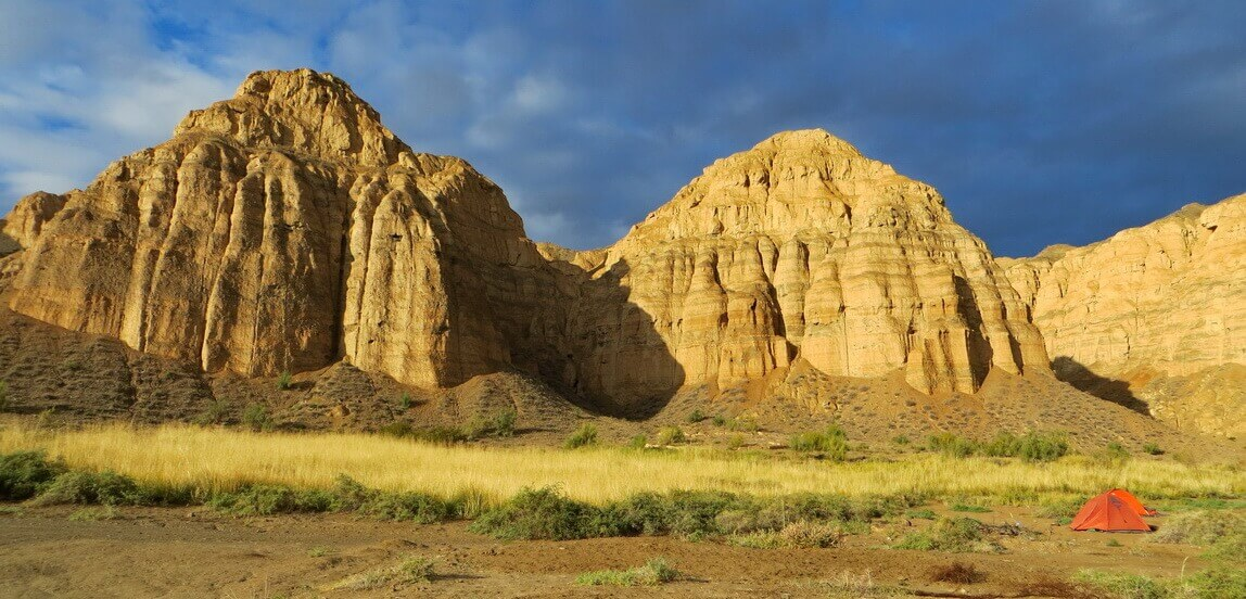 Жёлтые глинистые склоны Лунного каньона на Чарыне