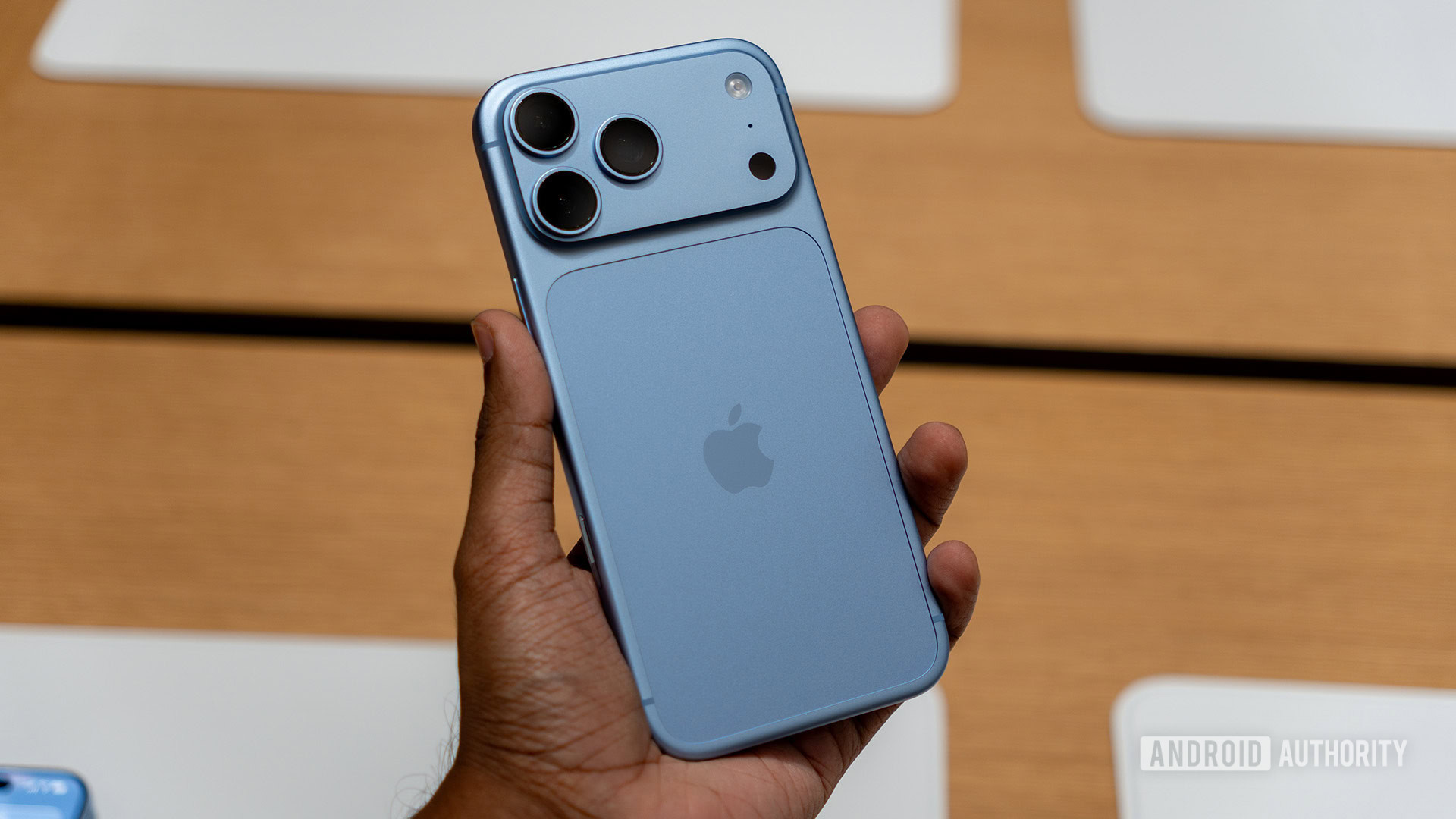 iPhone 18 Pro Max в цвете Glacier Blue