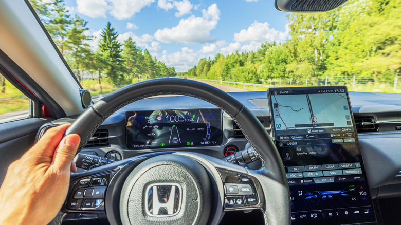 Салон Honda с цифровой приборной панелью