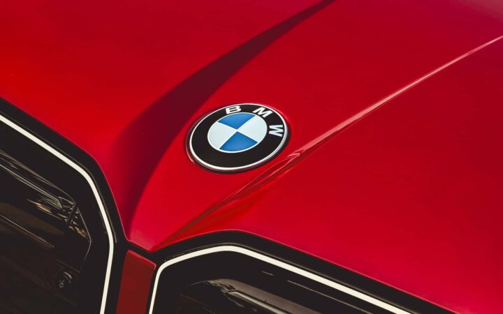 BMW жұмыстан кететіндерге €650 мыңға дейін ұсынды