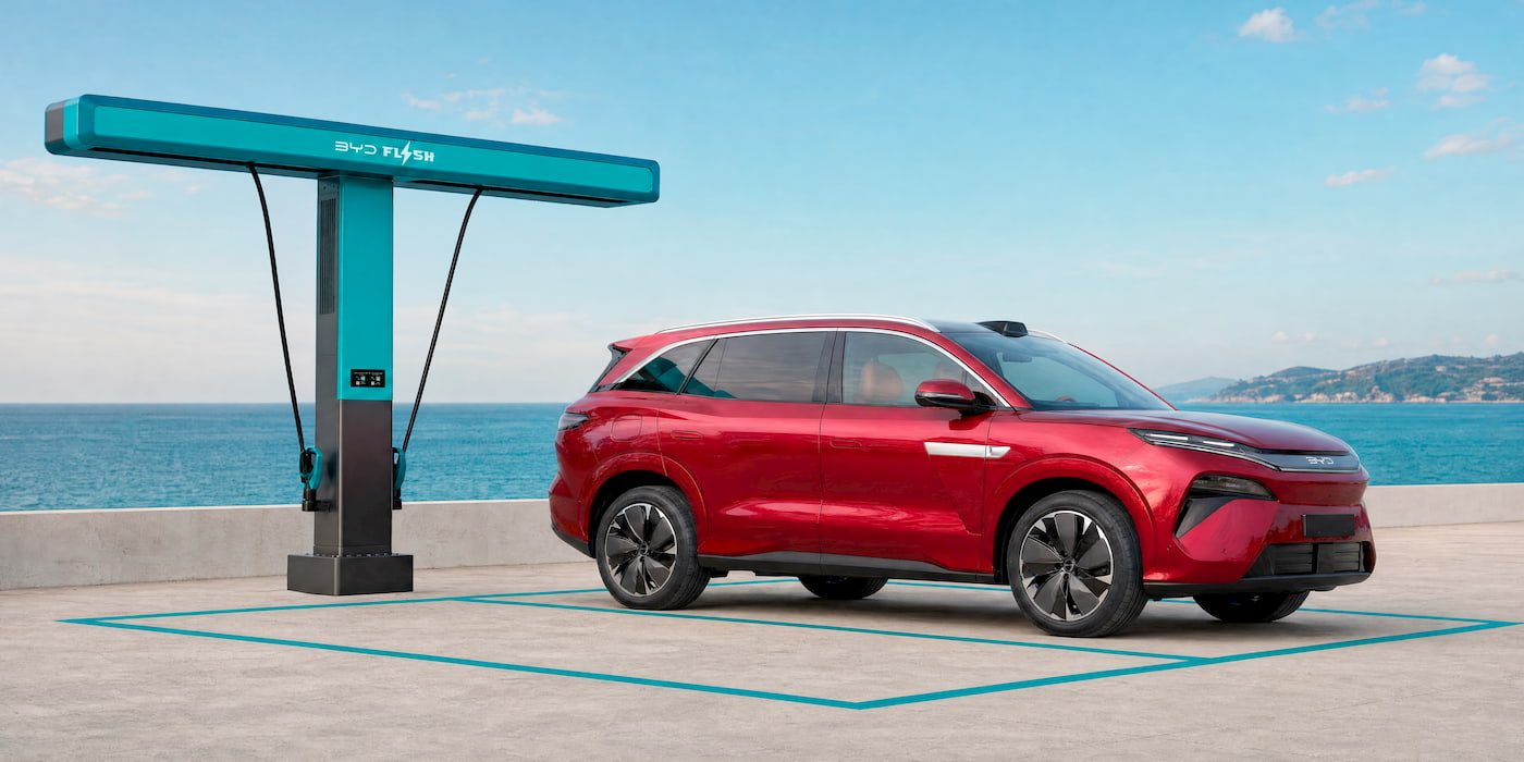 BYD Atto 8 на станции быстрой зарядки Flash Charging