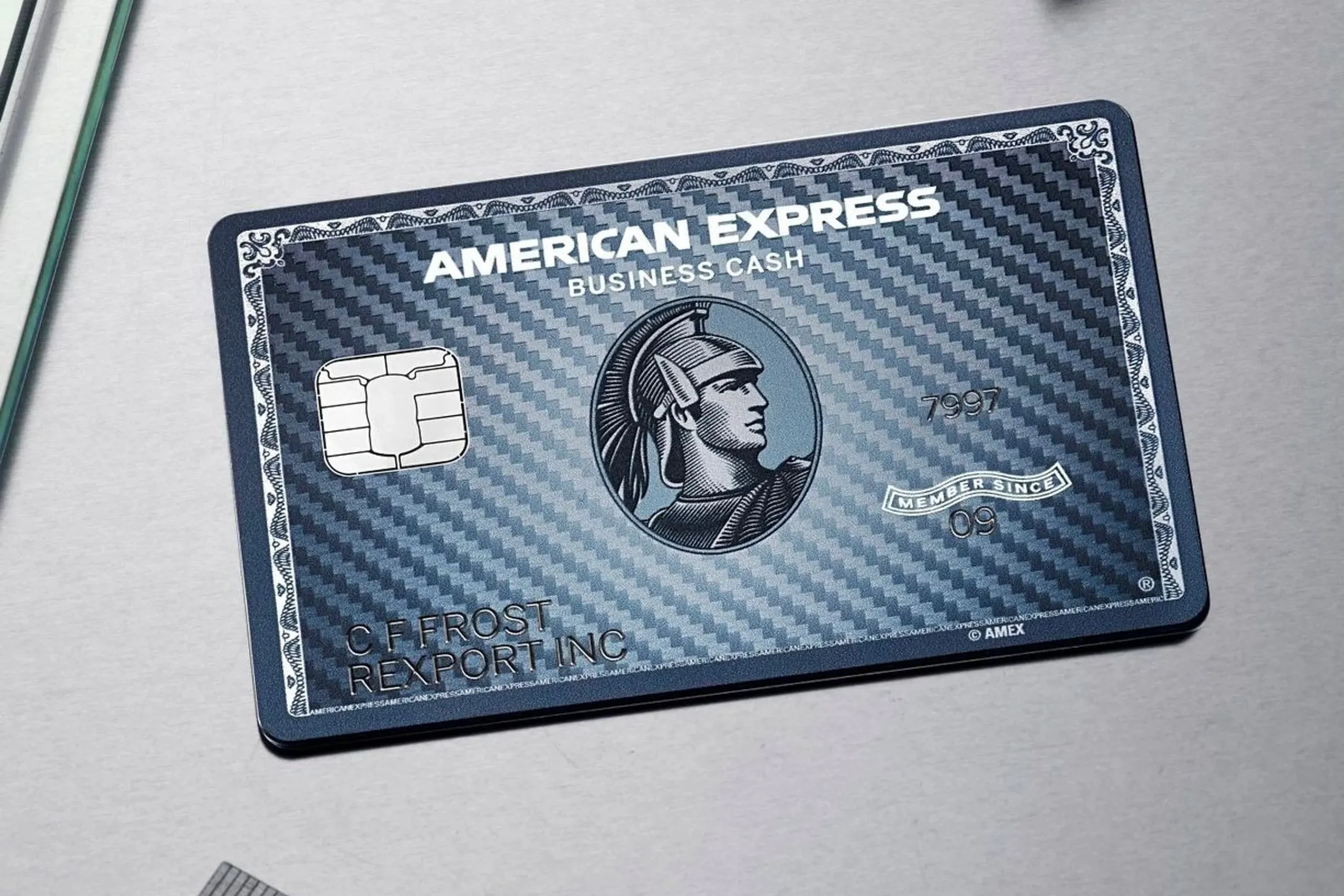American Express сократит 5% штата при росте прибыли на 28%