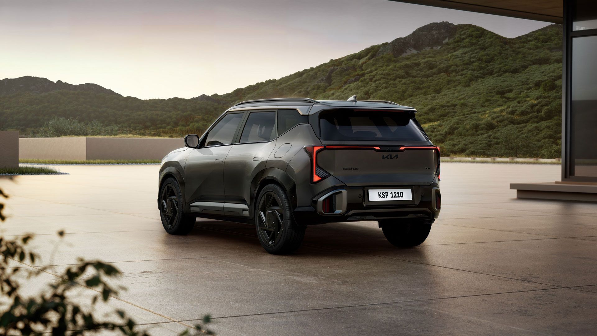 Жаңа Kia Seltos X-Line, тік шамдары бар артқы көрінісі