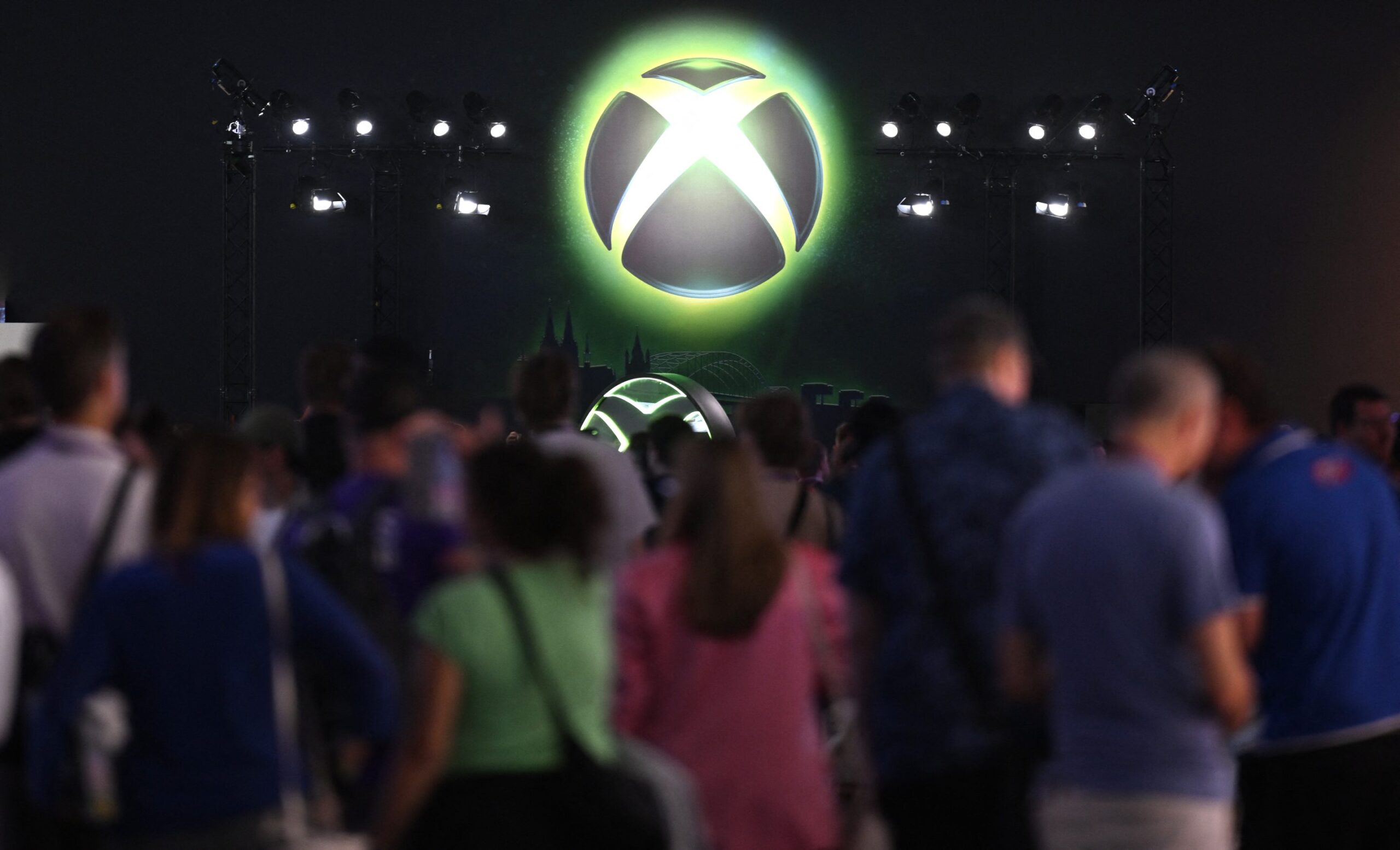Посетители Gamescom на фоне логотипа Xbox