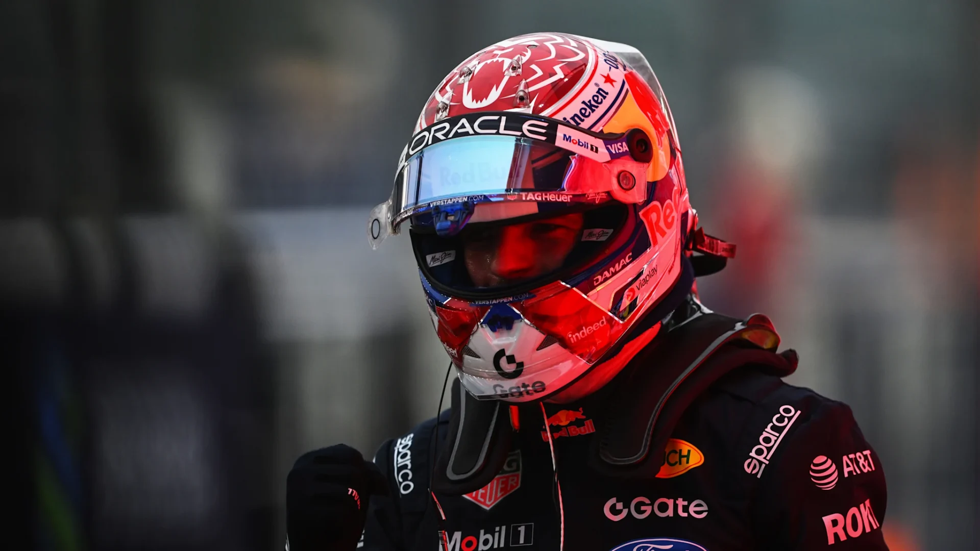 Ферстаппен выиграл спринт в Сингапуре, McLaren столкнулись
