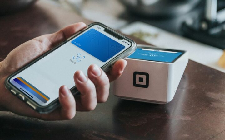 Британия хочет открыть NFC в iPhone для чужих кошельков