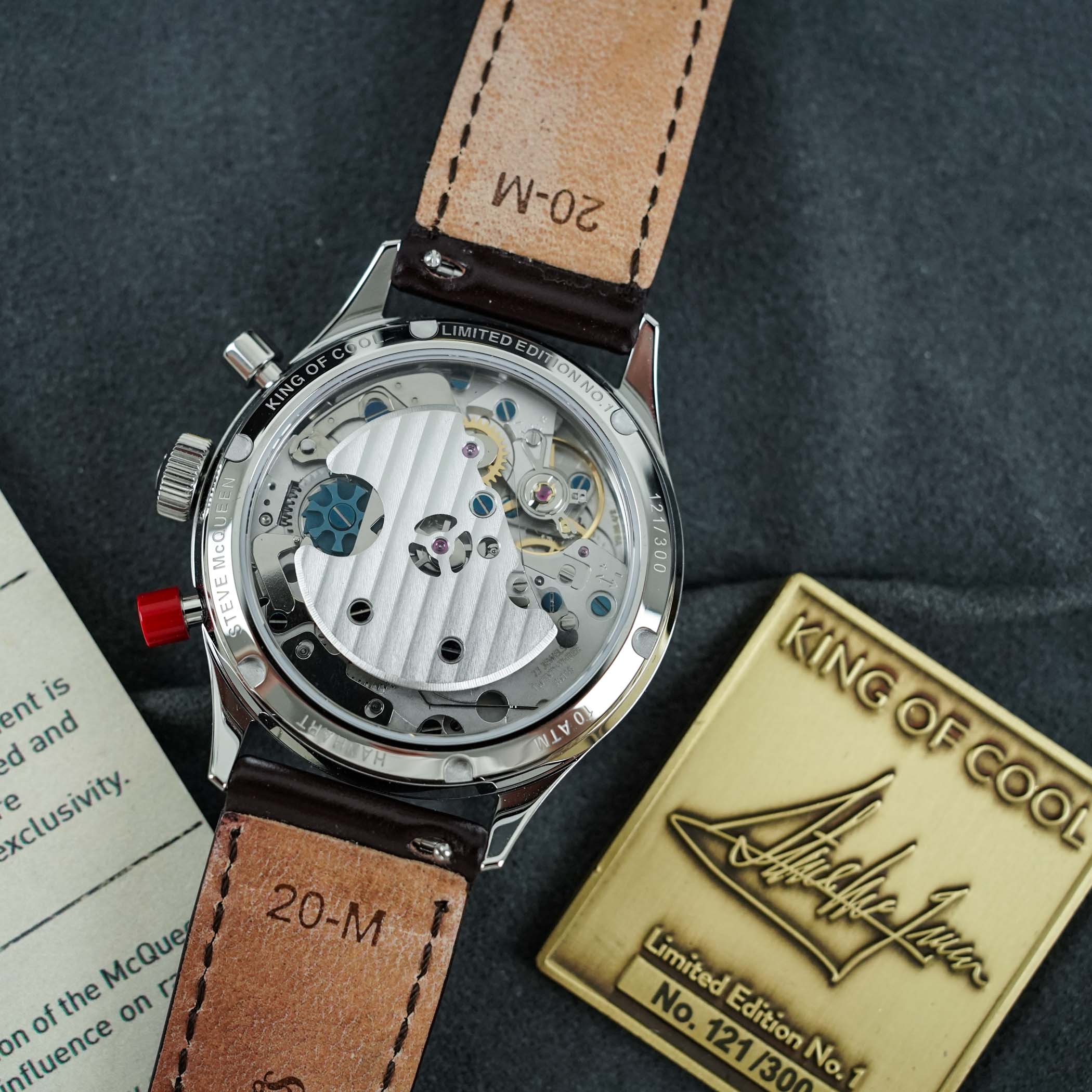 Hanhart 417 ES Steve McQueen сағатының сапфир артқы қақпағы астындағы қолмен бұралатын Sellita AMT5100 M механизмі