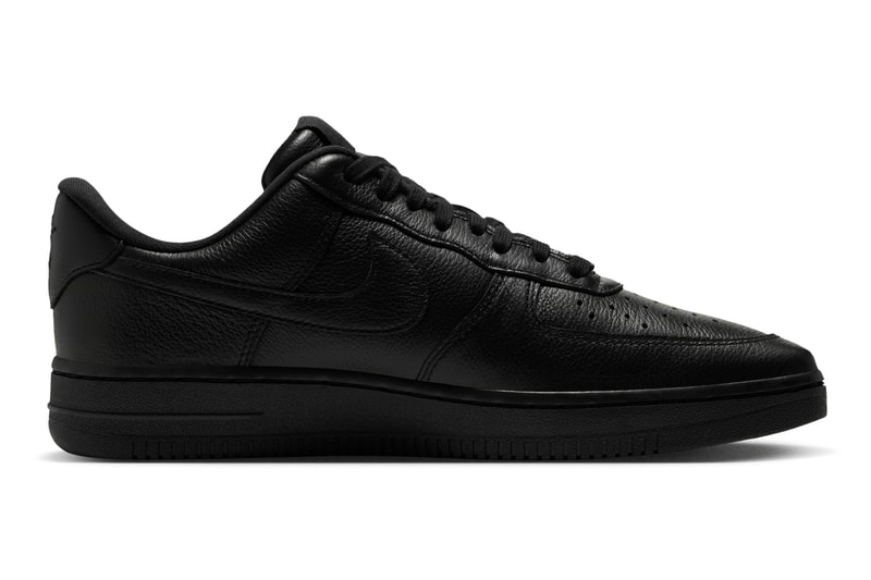 Nike Air Force 1 Low Triple Black кроссовкасының төртбұрыш тұмсығы