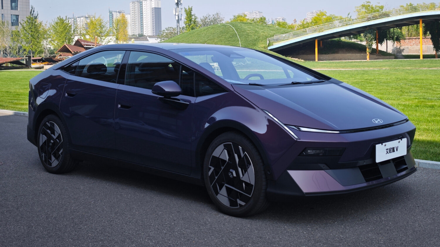 Hyundai Қытайда Ioniq V-ны $15 000-нан арзан сата бастады