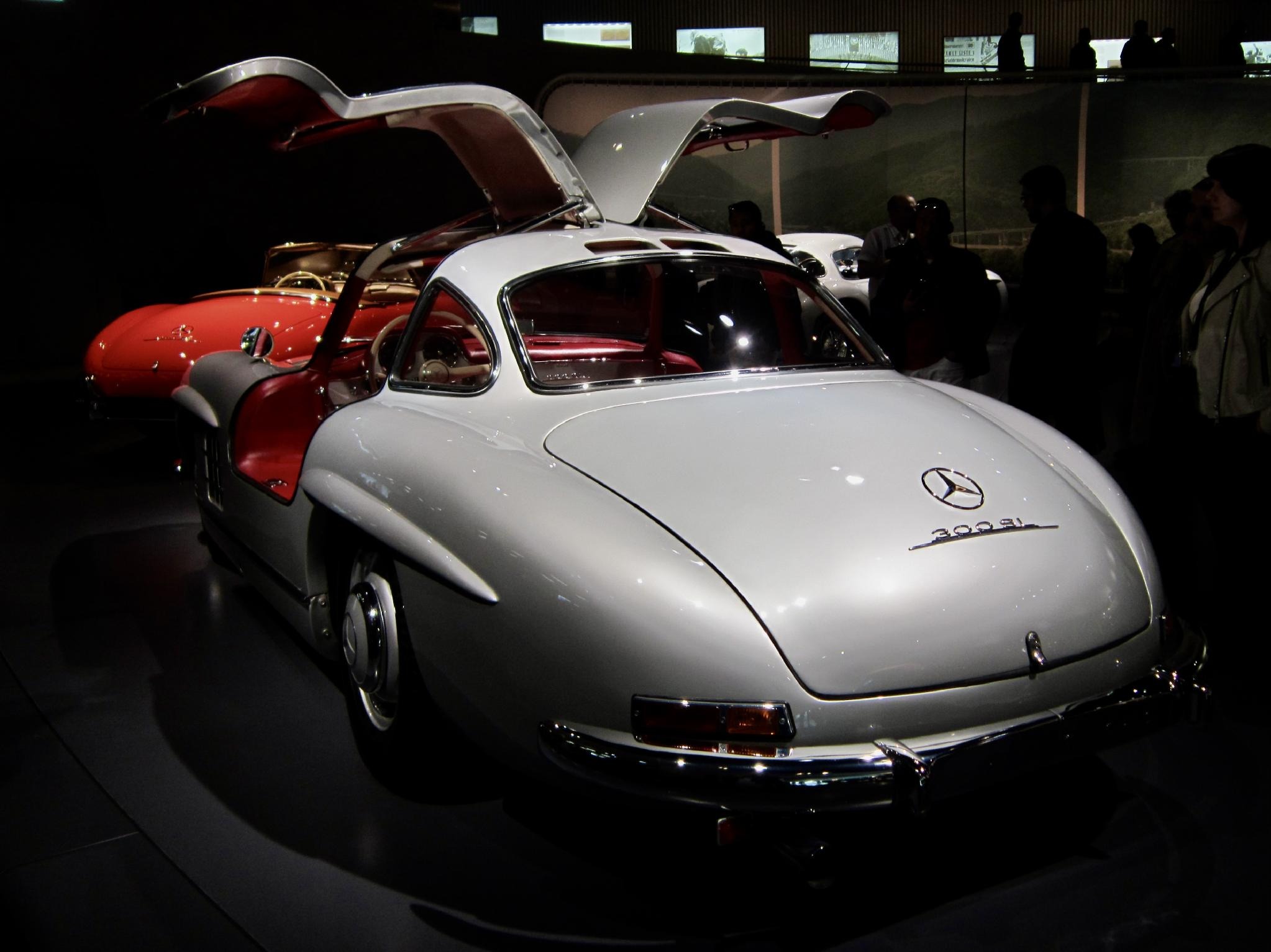 Mercedes-Benz 300 SLR Uhlenhaut Coupé: длинный капот, сдвинутая назад кабина и двери «крыло чайки»