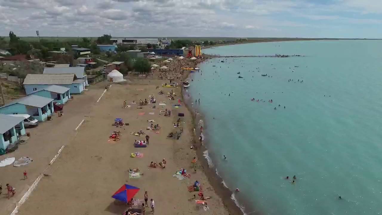 Пляж и бирюзовая вода Балхаша у Чубар-Тюбека