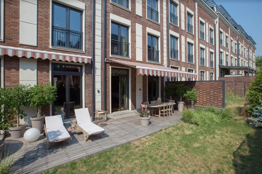 Таунхаусы Esentai River Townhouse в микрорайоне Горный Гигант, Алматы