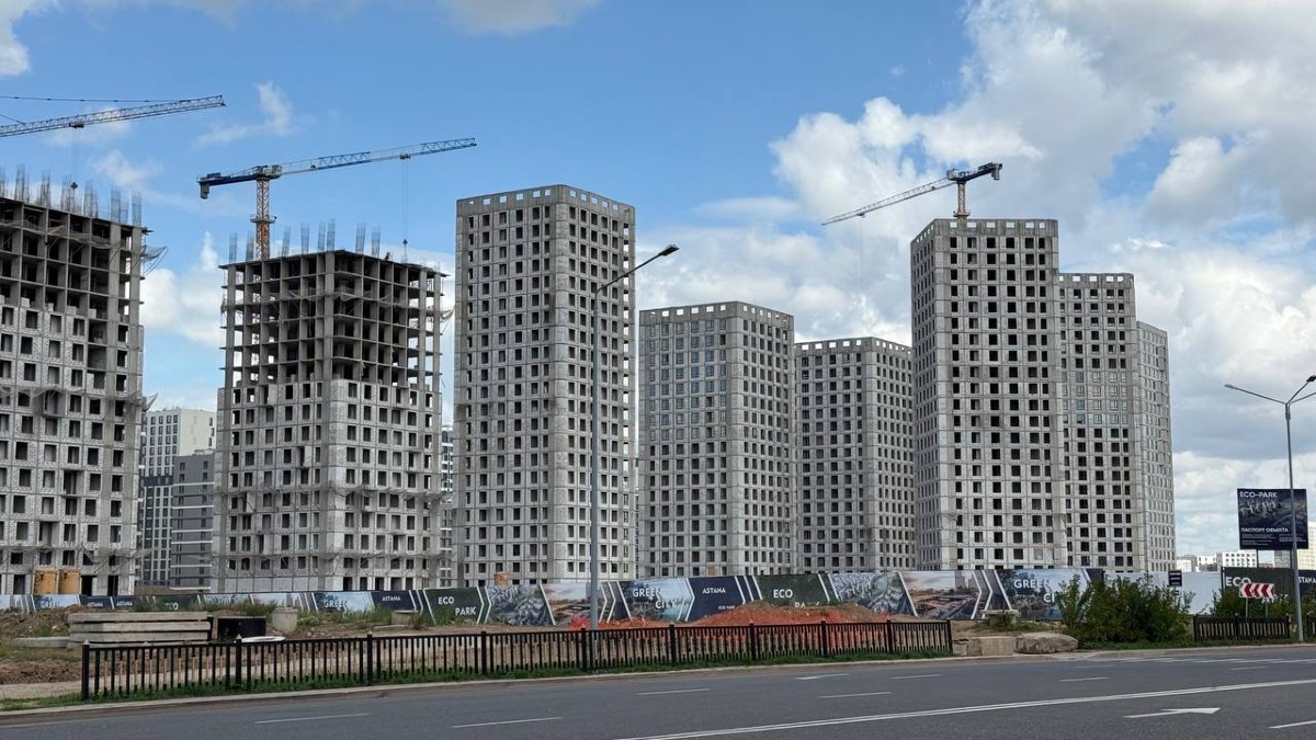 Строящиеся жилые комплексы — первичный рынок жилья в Казахстане