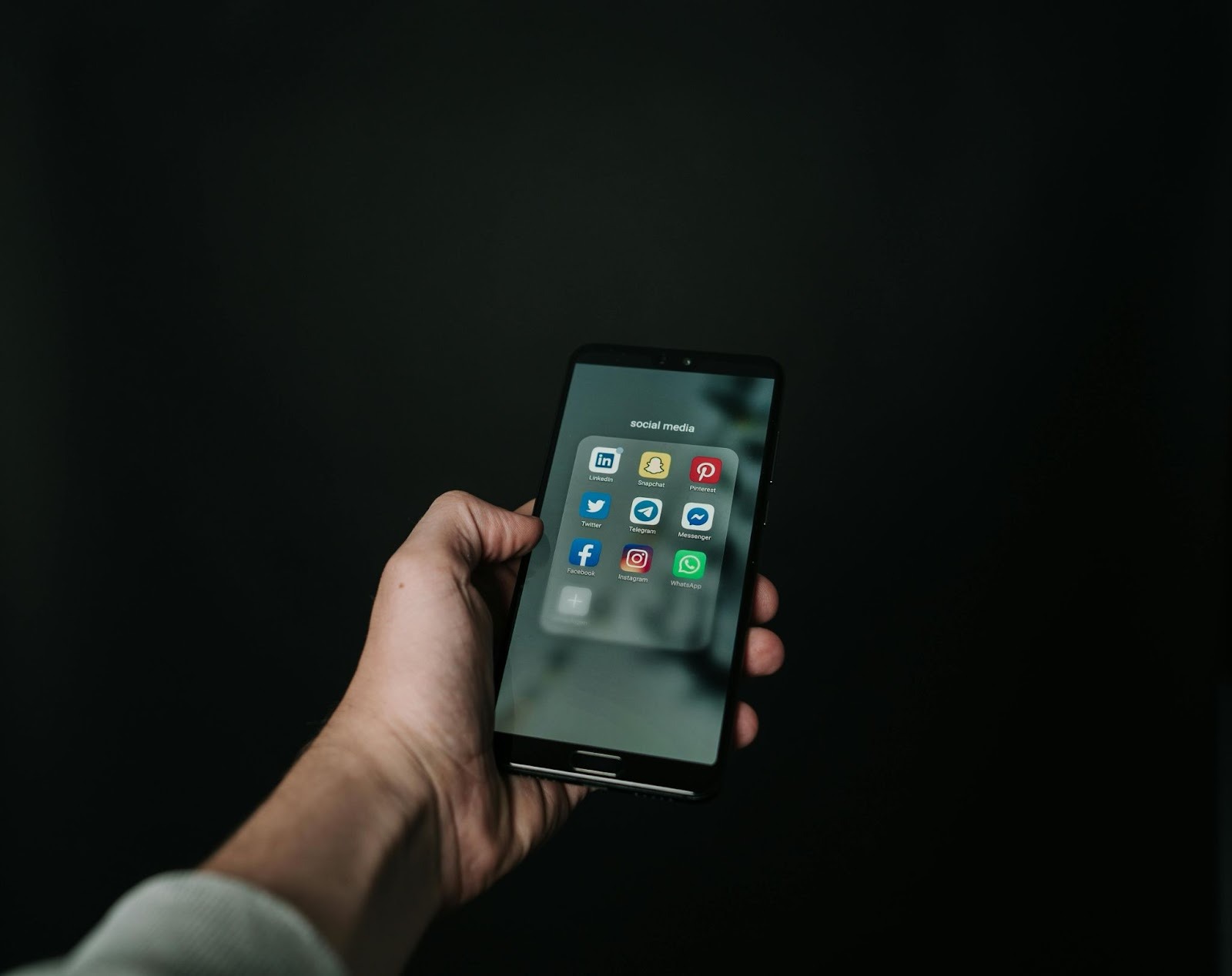 Смартфон сканирует QR-код WhatsApp Web с экрана ноутбука