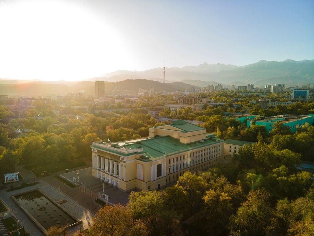 Улицы и плотная застройка Алмалинского района в центре Алматы