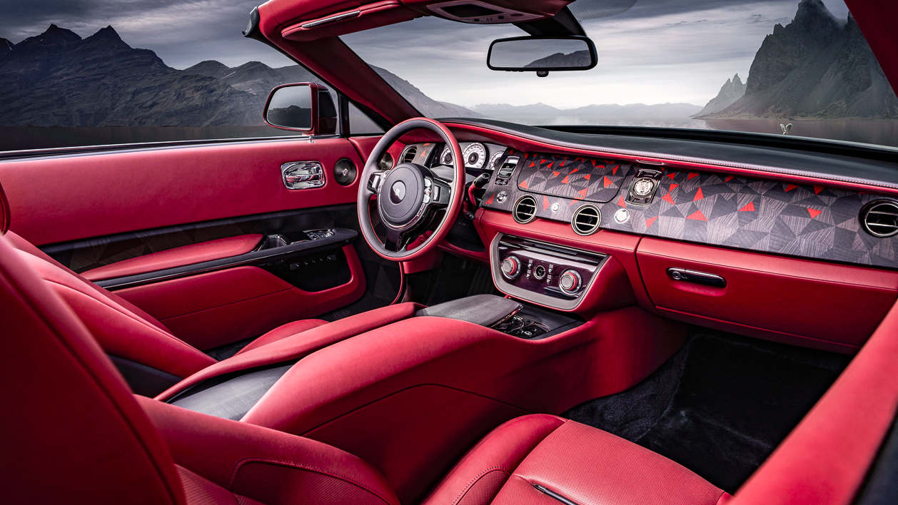 Black Baccara раушанына ұқсатып әрленген Rolls-Royce La Rose Noire Droptail