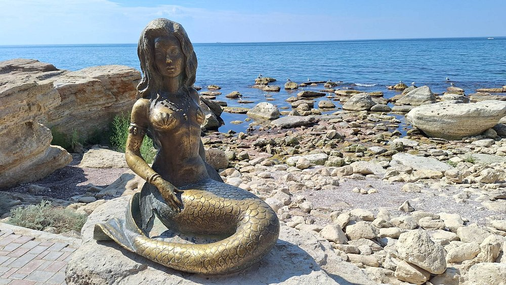 Пещера с бронзовой русалкой на Скальной тропе в Актау