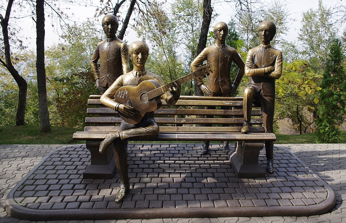 Көктөбедегі The Beatles мүсіндік композициясы