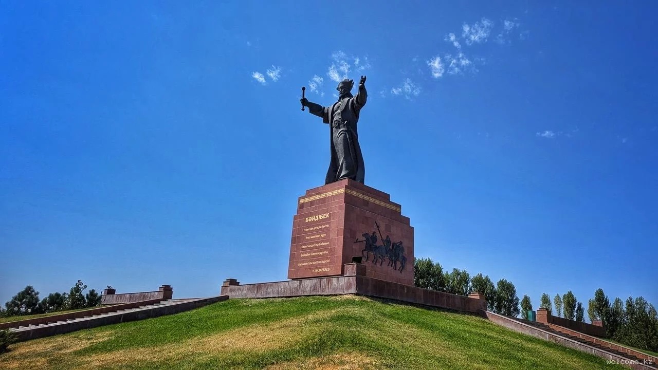 Шымкенттегі төбе басындағы Бәйдібек би монументі