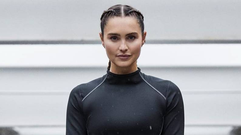 Женщина в спортивном рашгарде