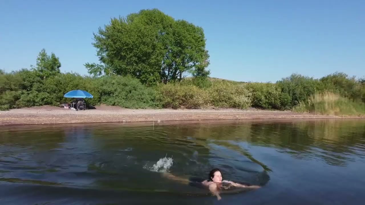 Отдыхающие у воды на Вячеславском водохранилище летом