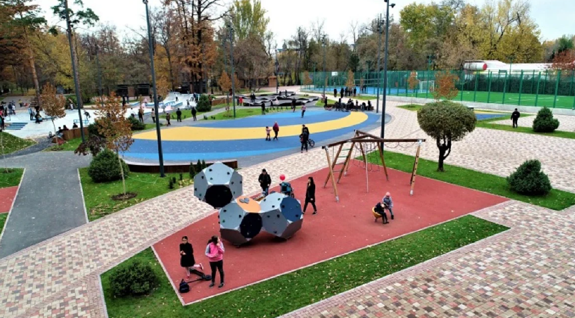 Детские аттракционы в Центральном парке Алматы