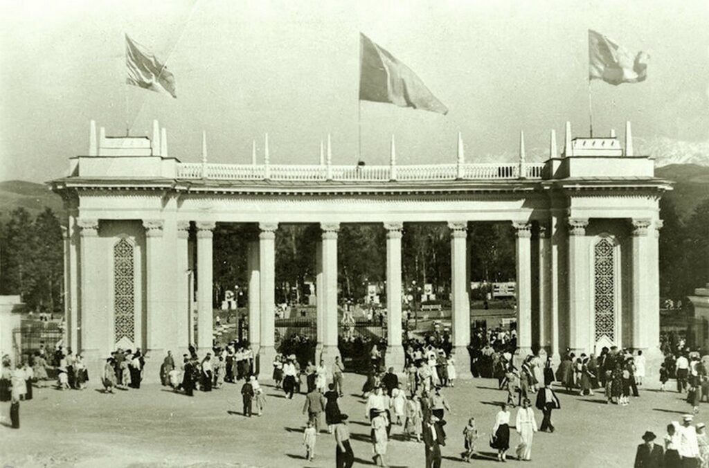 Аллея Центрального парка Алматы