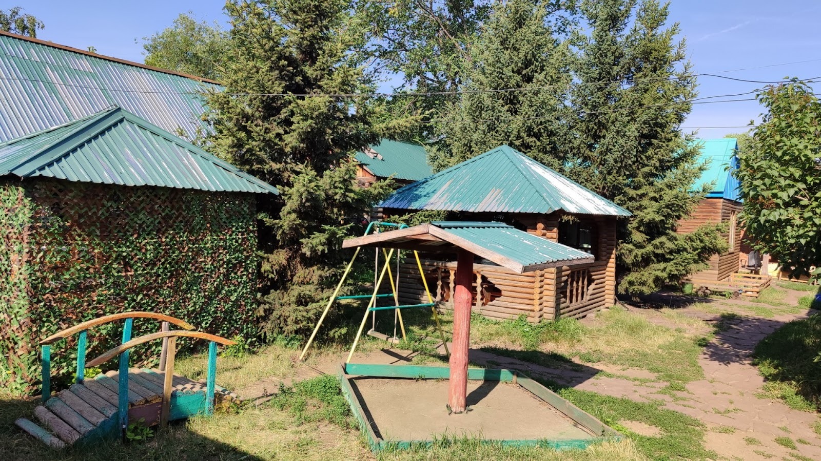 Небольшая база отдыха с домиками в посёлке Бурабай