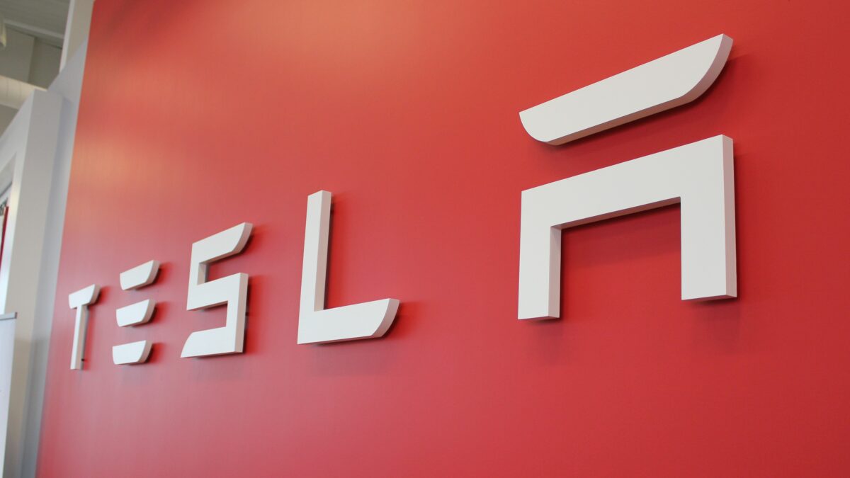Tesla 486 мың көлік жеткізіп, болжамнан асты