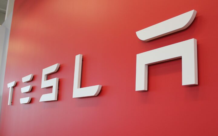 Tesla 486 мың көлік жеткізіп, болжамнан асты