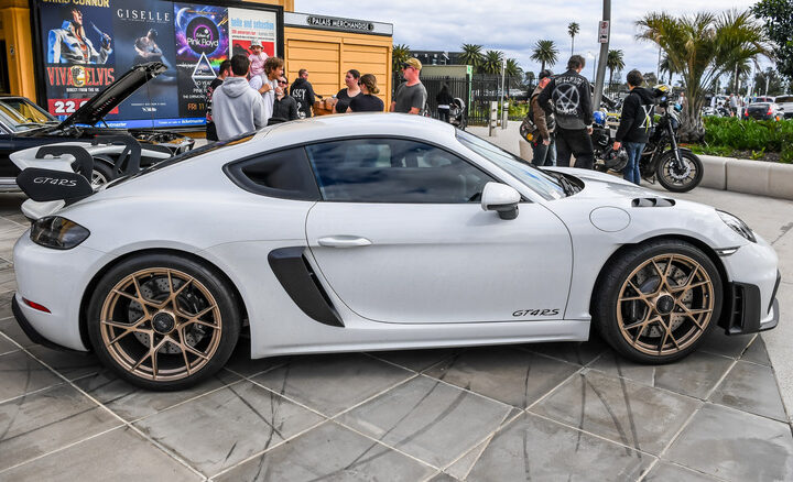 Porsche 548 спорткарды дөңгелек ақауы үшін шақыртты