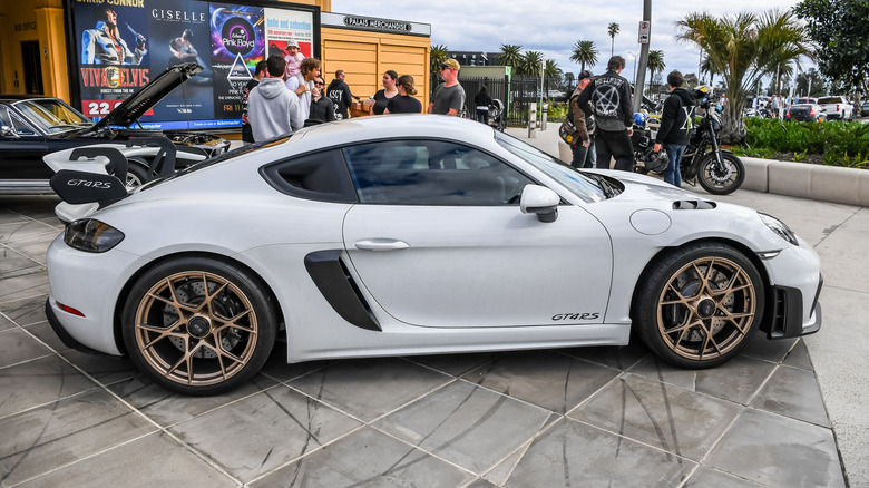 Porsche 548 спорткарды дөңгелек ақауы үшін шақыртты