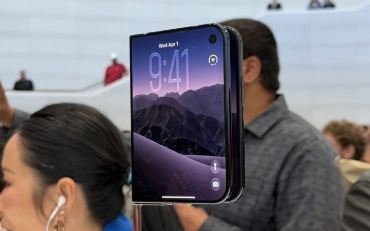 Складной iPhone Duo распродали, доставка — только в январе