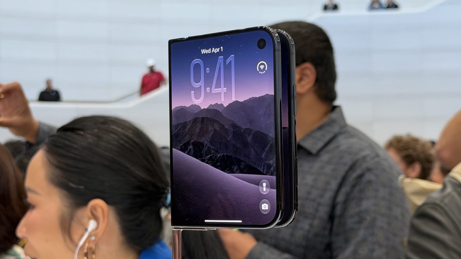 Складной iPhone Duo распродали, доставка — только в январе