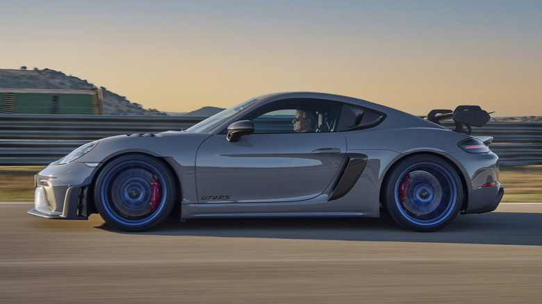 Тректегі Porsche 718 Cayman GT4 RS